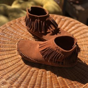 Mudd women’s fringe booties size 6